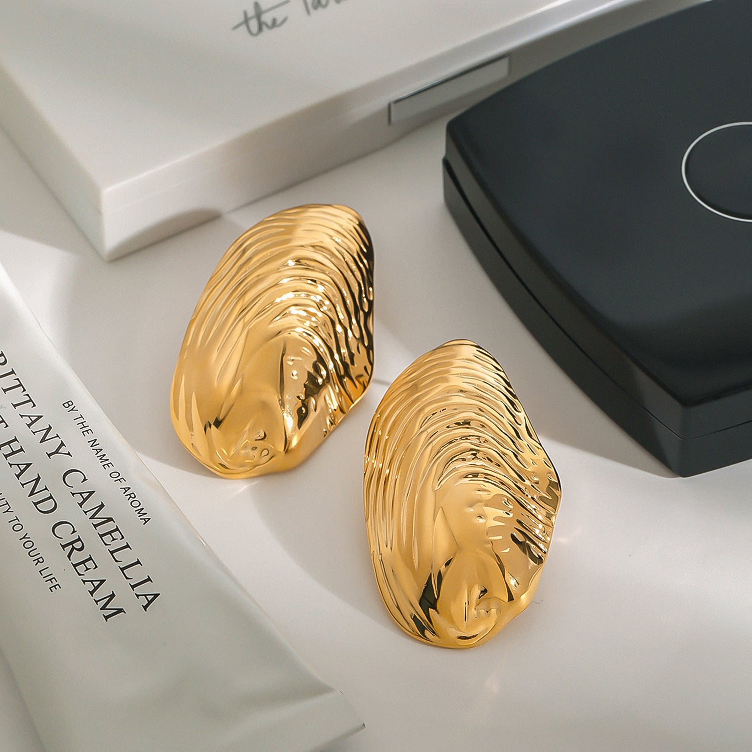 Shell-shaped texture earrings