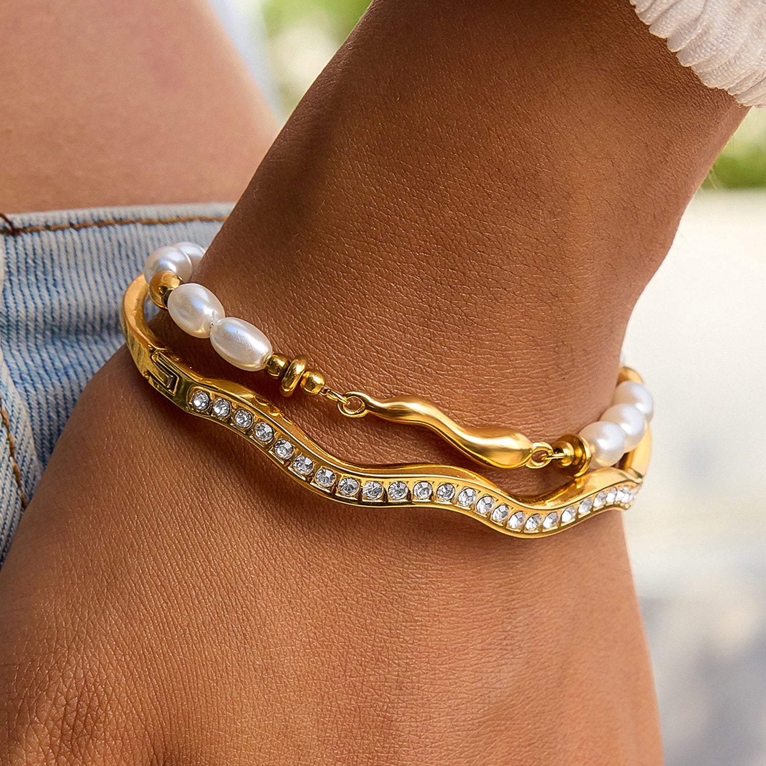 Fine stainless steel bracelet inlaid with zircon wavy shape