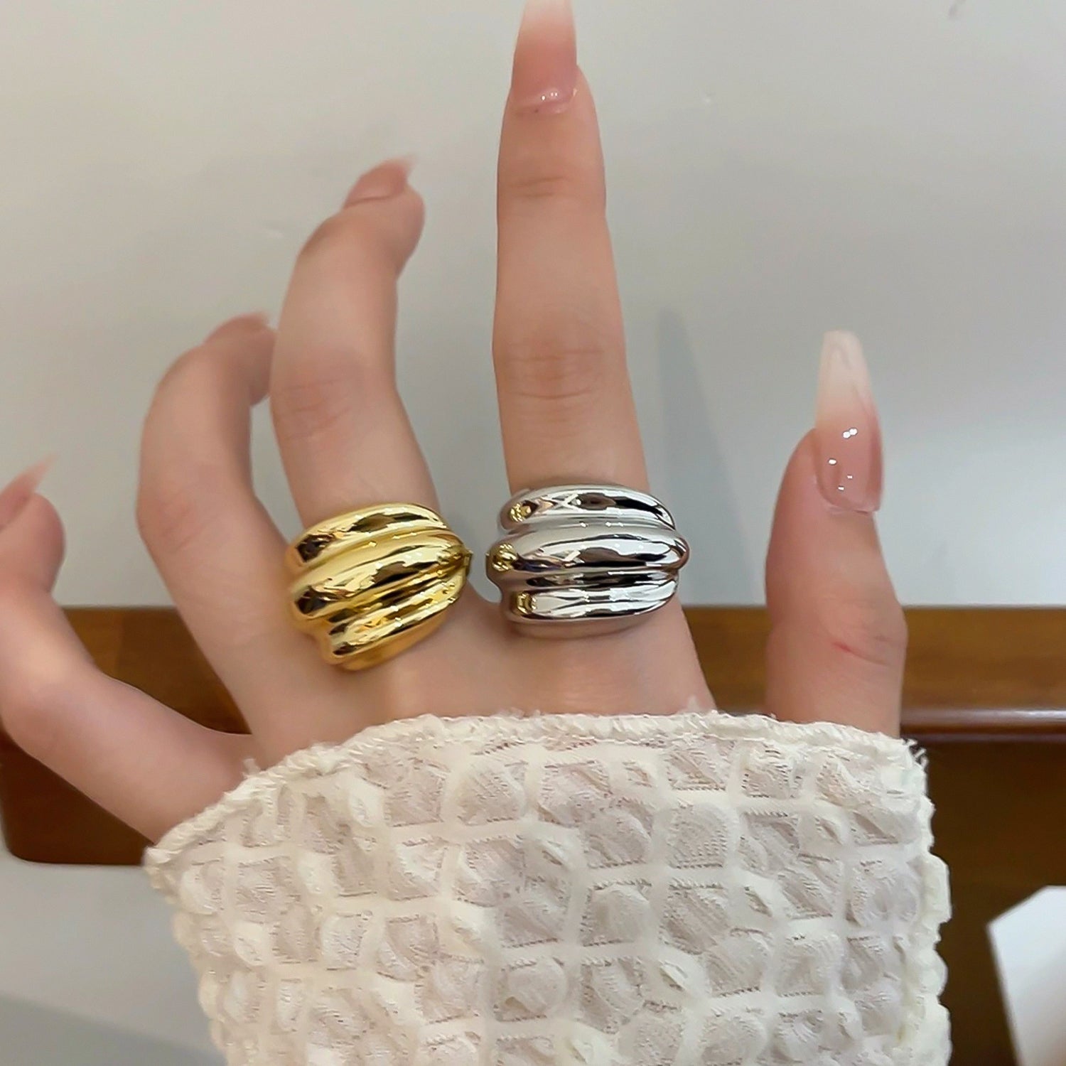 Smooth wavy wide ring