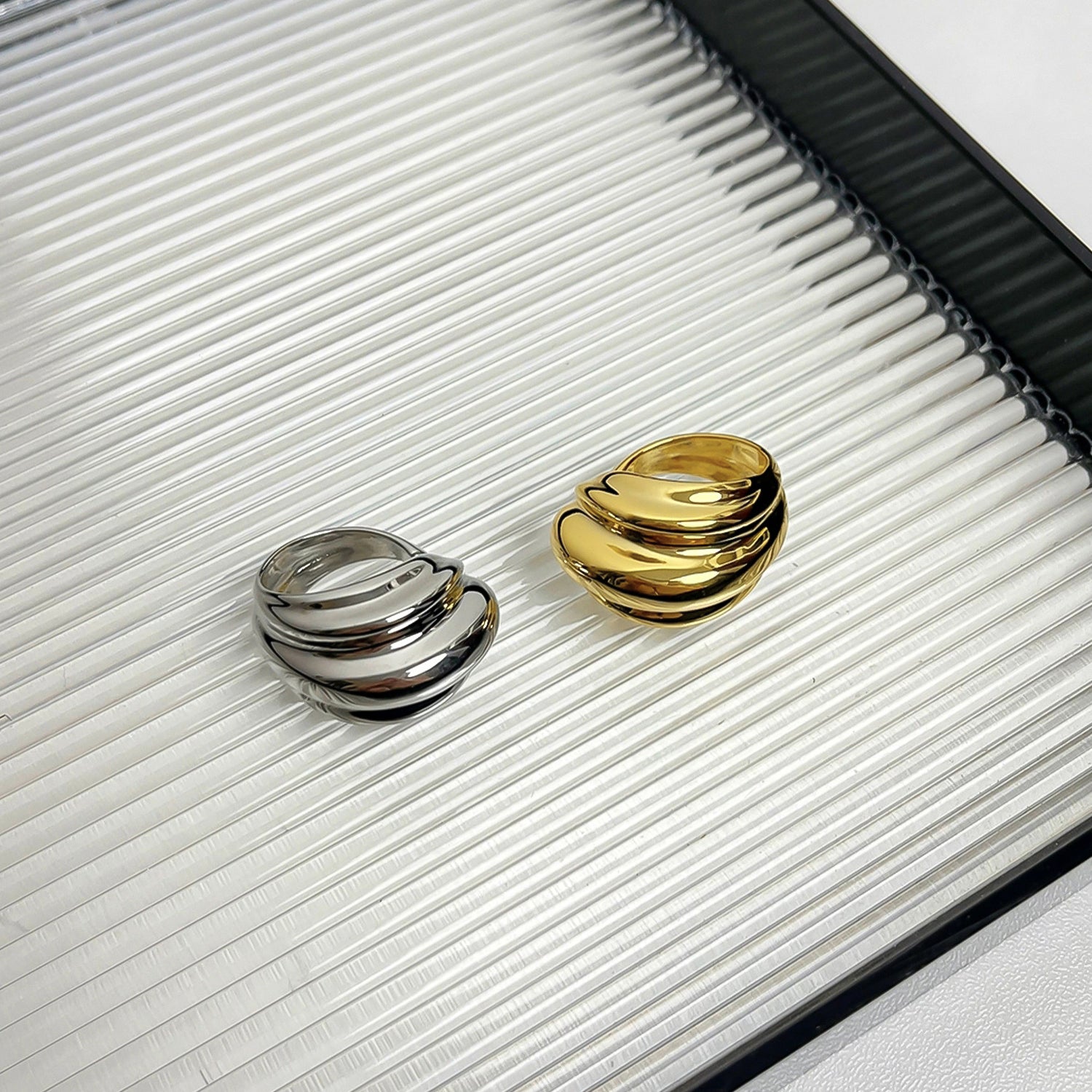 Smooth wavy wide ring