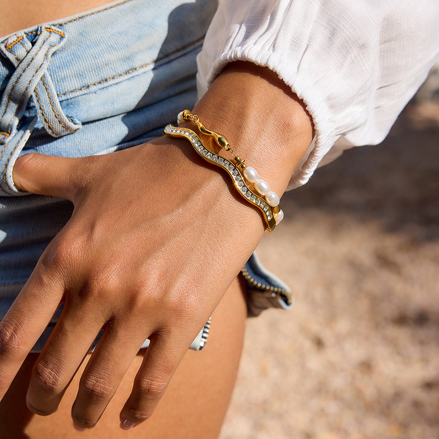 Fine stainless steel bracelet inlaid with zircon wavy shape