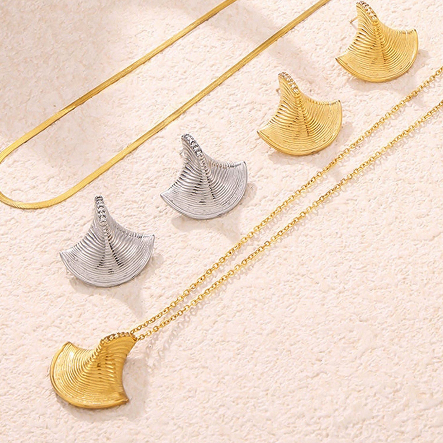 French three-dimensional fan-shaped shell zircon earrings