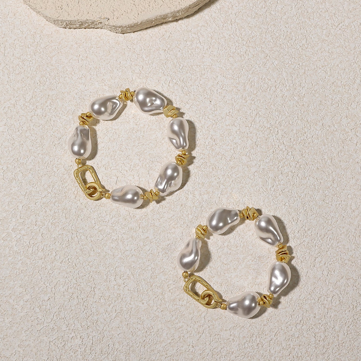 Baroque-shaped pearl bracelet