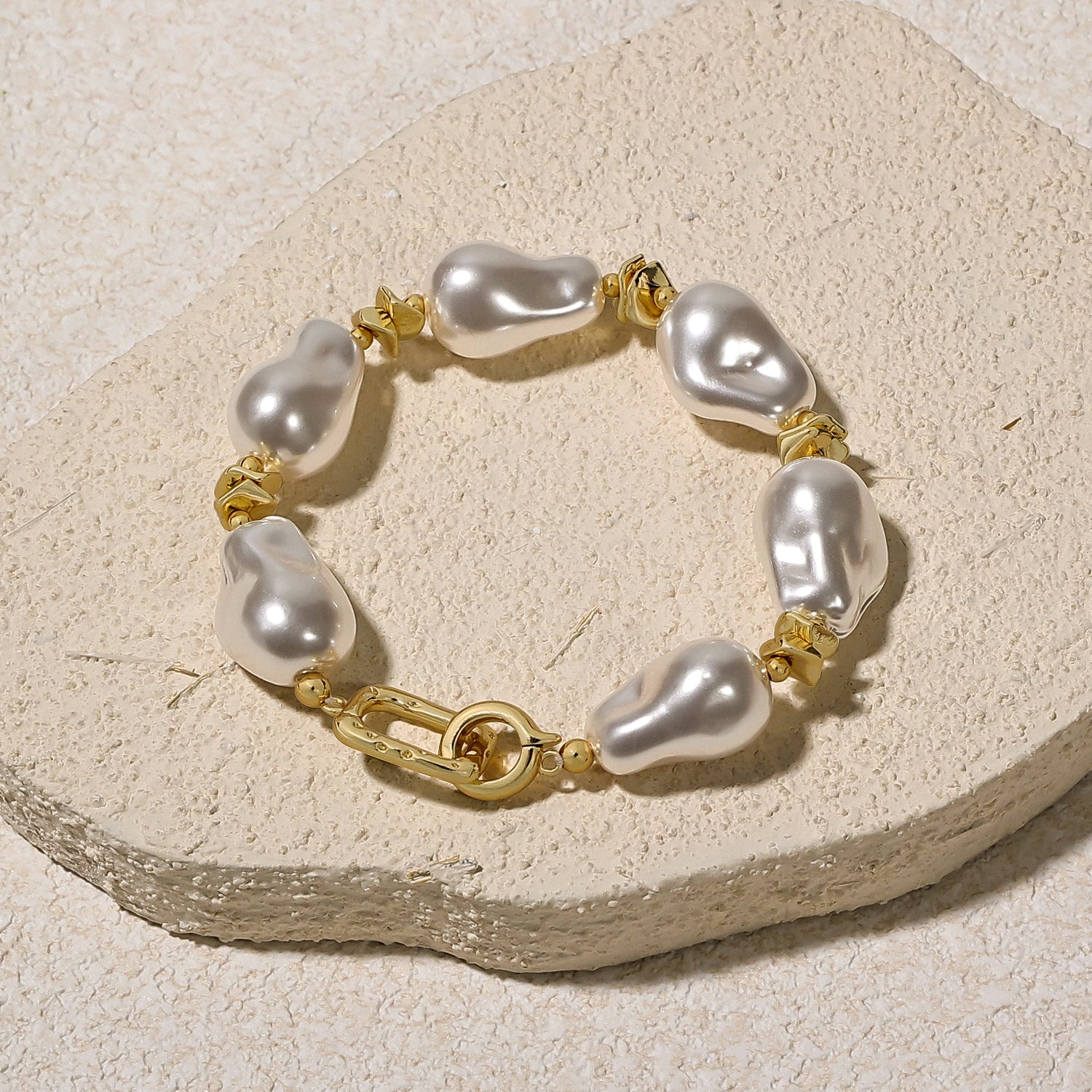 Baroque-shaped pearl bracelet