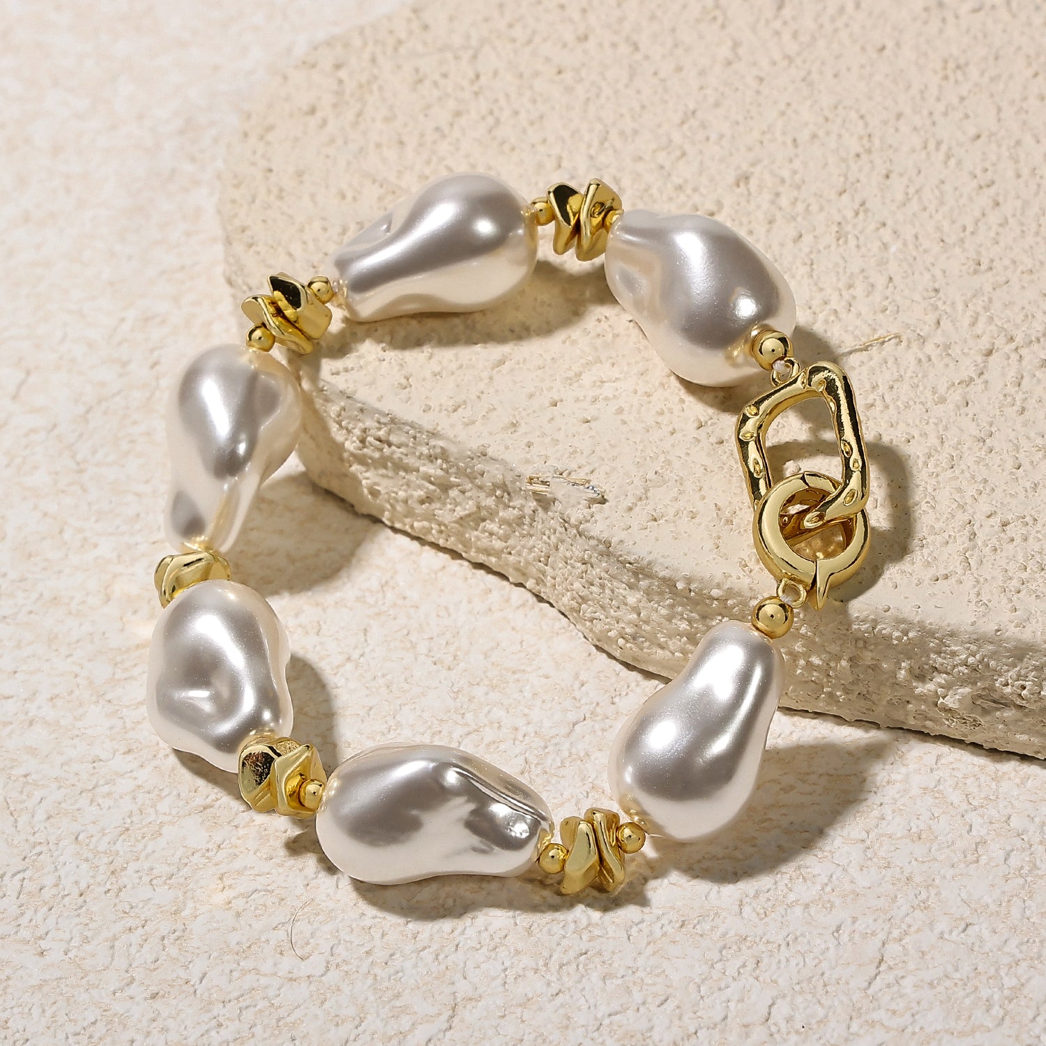 Baroque-shaped pearl bracelet