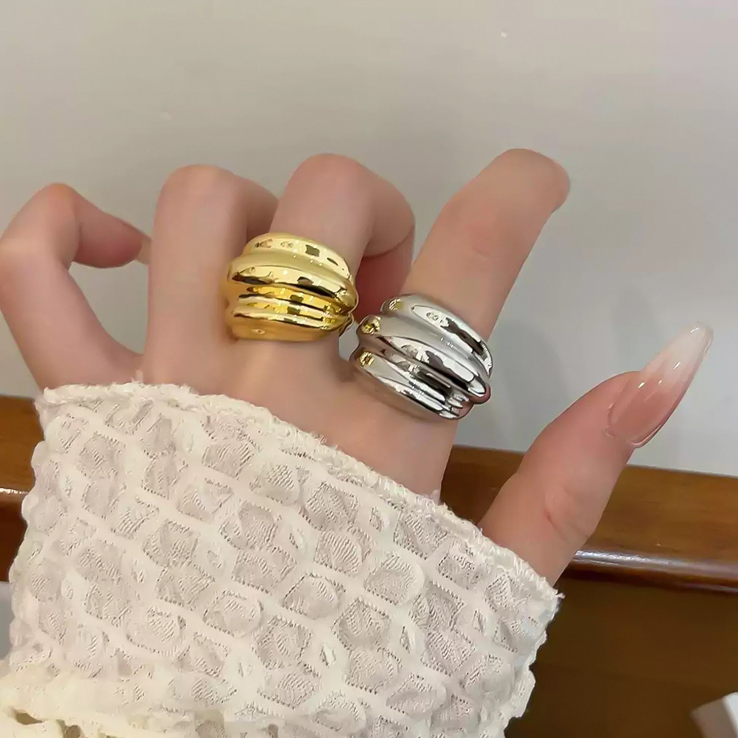Smooth wavy wide ring