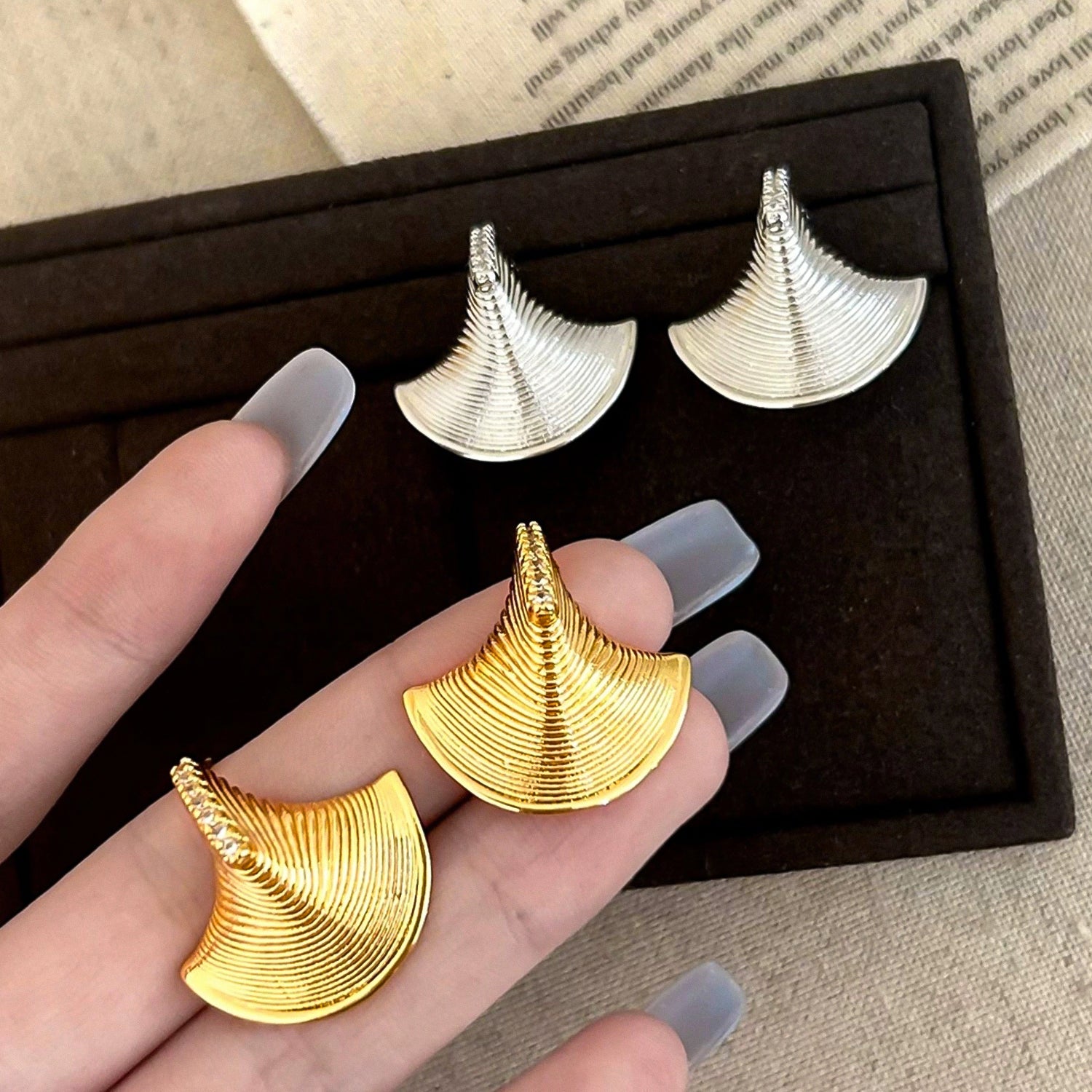 French three-dimensional fan-shaped shell zircon earrings