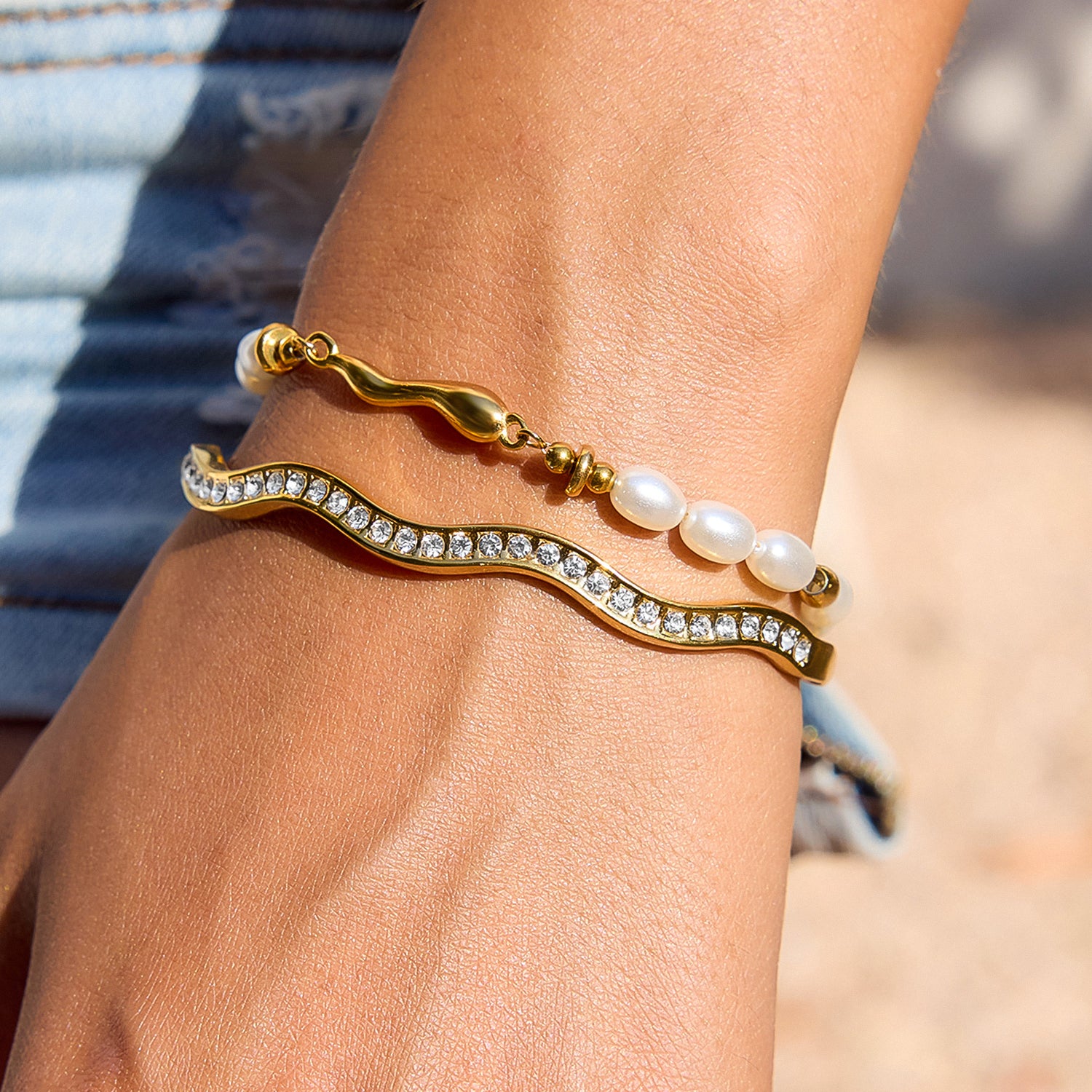 Fine stainless steel bracelet inlaid with zircon wavy shape